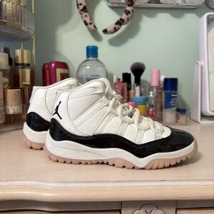 Jordan 11 Retro "Neapolitan" sneakers